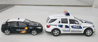 Coches de policía metálicos