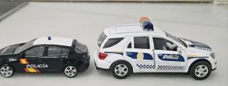 Coches de policía metálicos