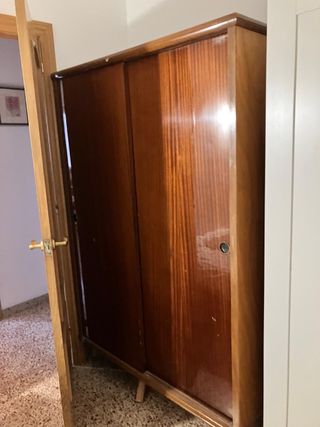 Armario de madera marrón