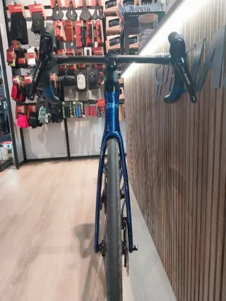 Bicicleta de carretera BH azul