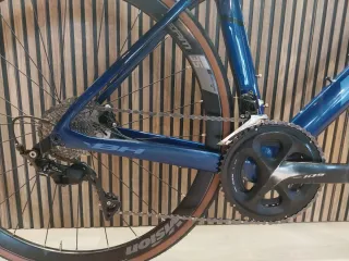 Bicicleta de carretera BH azul