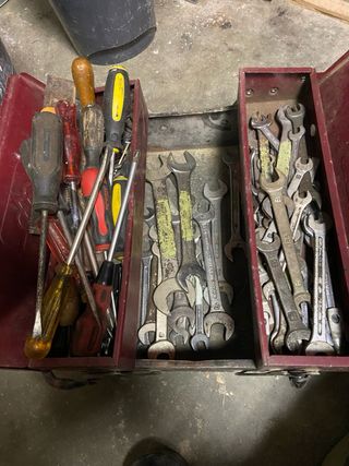 Caja de herramientas con llaves y serrucho