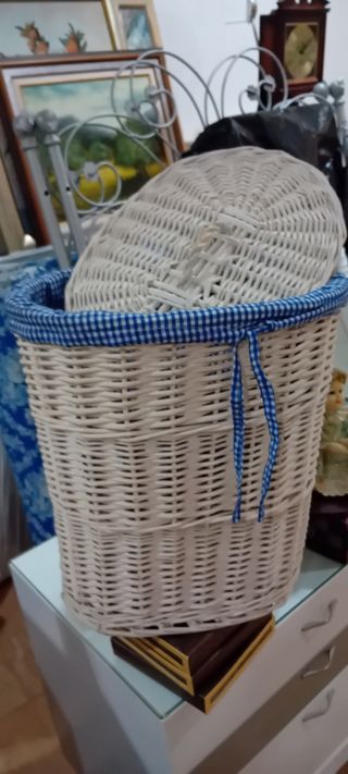 Cesto de ropa mimbre con forro azul