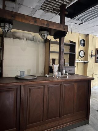 Barra de bar completa madera y cristal