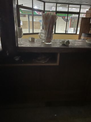 Barra de bar completa madera y cristal