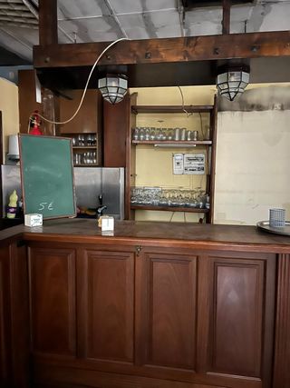 Barra de bar completa madera y cristal