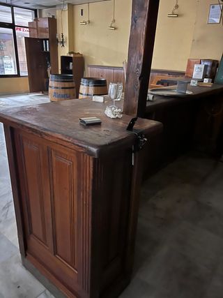 Barra de bar completa madera y cristal