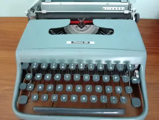 Máquina de escribir Olivetti Pluma 22