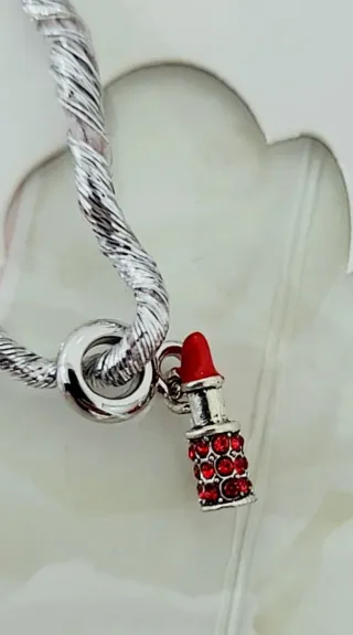 Charm Lipstick Rojo y Plateado