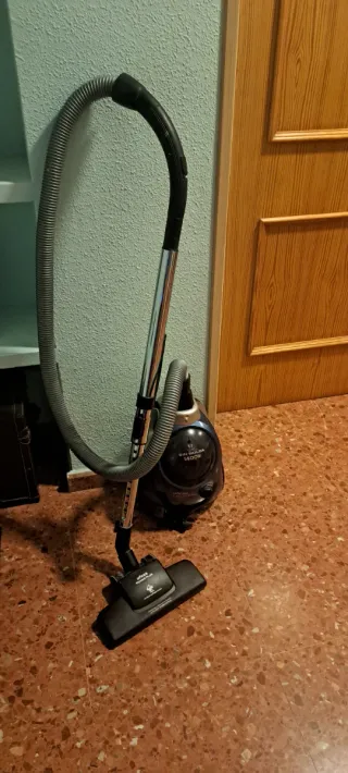 Aspiradora Ciclónica con Manguera y Cepillo