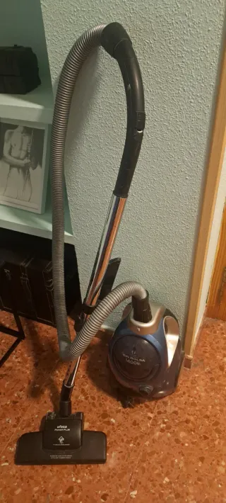 Aspiradora Ciclónica con Manguera y Cepillo