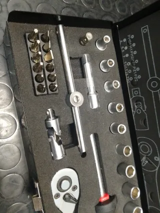 Cassetta attrezzi con cricchetto e bussole