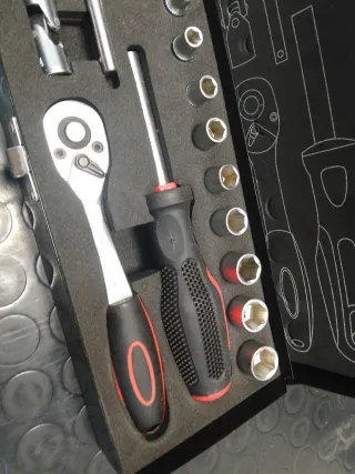 Cassetta attrezzi con cricchetto e bussole