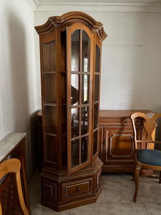 Vitrina de madera y cristal
