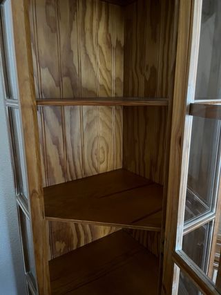 Vitrina de madera y cristal