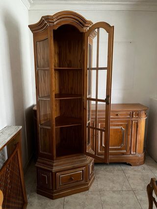 Vitrina de madera y cristal