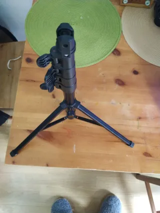 Trípode negro ajustable