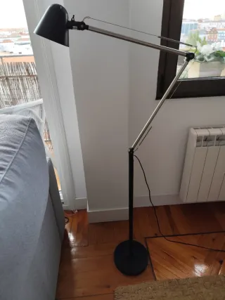 Lámpara de pie Ikea metálica negra