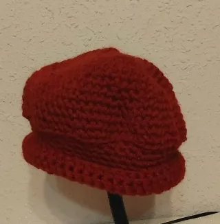 Gorro de ganchillo marrón con detalles