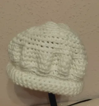 Gorro de ganchillo marrón con detalles