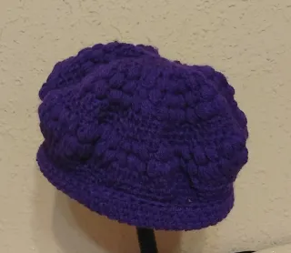Gorro de ganchillo marrón con detalles