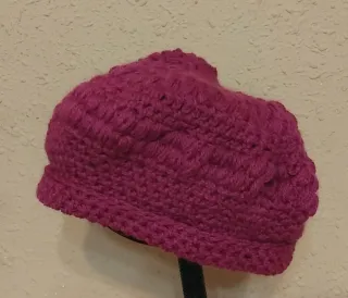 Gorro de ganchillo marrón con detalles