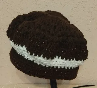 Gorro de ganchillo marrón con detalles