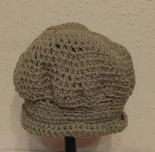 Gorro de ganchillo marrón con detalles