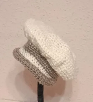 Gorro de ganchillo marrón con detalles