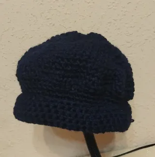 Gorro de ganchillo marrón con detalles