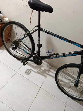 Bicicleta de montaña negra