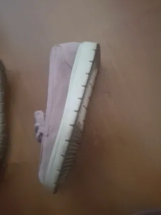 Zapatos planos color malva con hebilla.