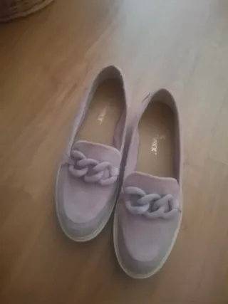 Zapatos planos color malva con hebilla.