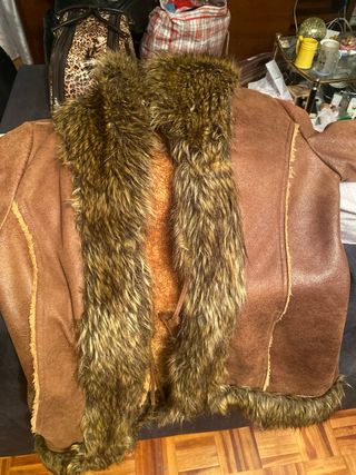 Abrigo marrón con pelo sintético