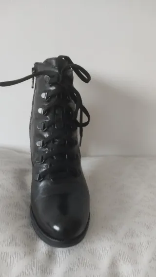 Botines negros con cordones y tacón