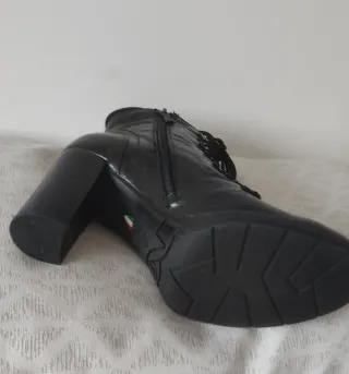 Botines negros con cordones y tacón