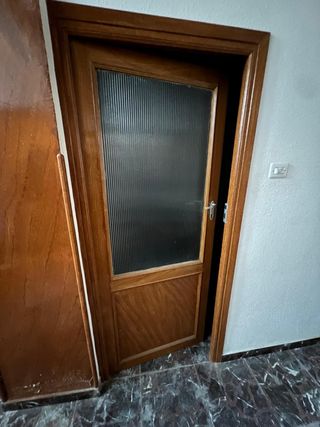 Puerta madera con cristal