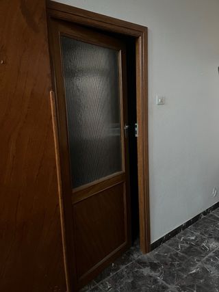 Puerta madera con cristal