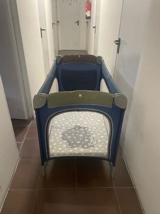 Cuna de viaje azul con estrellas