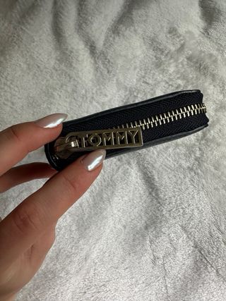 Cartera Tommy Hilfiger Azul y Dorada