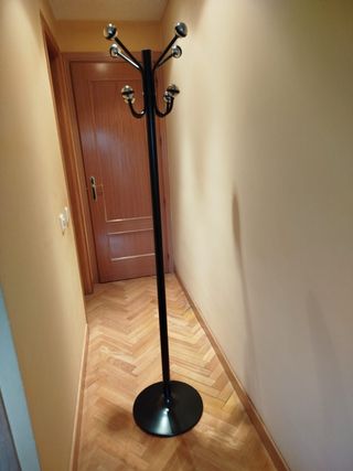 Perchero de pie negro