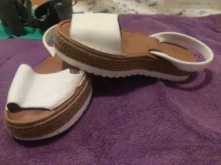 Alpargatas blancas y marrones