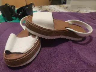 Alpargatas blancas y marrones