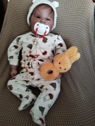 Bebé Reborn con chupete y peluche