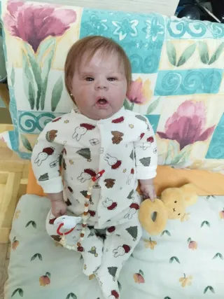 Bebé Reborn con chupete y peluche
