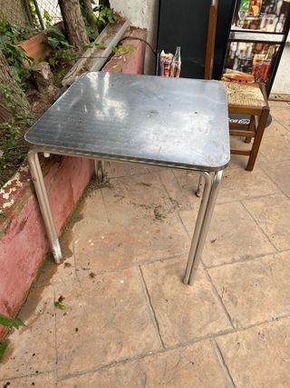 Mesa metálica cuadrada
