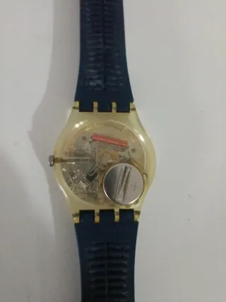 Reloj Swatch Dorado y Negro