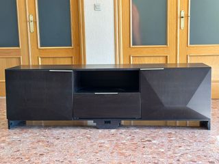 Mueble TV madera oscuro diseño geométrico