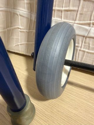 Andador plegable azul con asiento y ruedas