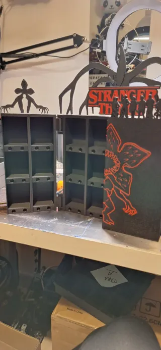 Expositor Stranger Things + 2 Funkos